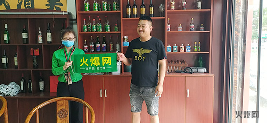 京華醇梁總和火爆網(wǎng)工作人員合影 京華醇梁總和火爆網(wǎng)工作人員合影