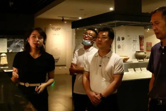 7000年文明傳承——仰韶酒業(yè)走進(jìn)大河村遺址博物館座談會(huì)在鄭州舉行 7000年文明傳承——仰韶酒業(yè)走進(jìn)大河村遺址博物館座談會(huì)在鄭州舉行
