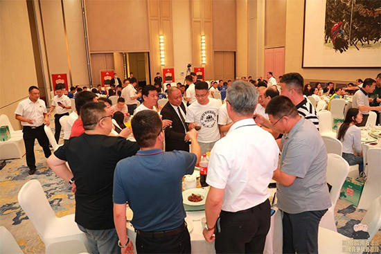 ڸԃF(tun)8cS200f(wn)ت(jing)(jng)I(yng)F(tun)(du)