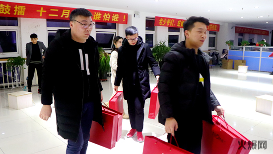 玉豬辭舊歲,金鼠報(bào)春歸!心系員工,情暖冬日,火爆網(wǎng)新年好禮大派送!